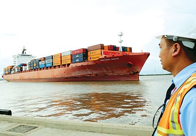 Saigon Premier Container Terminal (SPCT) at Hiep Phuoc IZ receives large vessel of up to 54,020 tons from Soai Rap River for the first time on May 17 (Photo: SGGP)